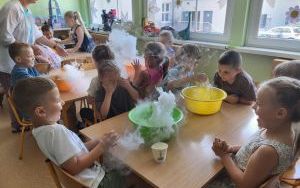 Słoneczka eksperymentują z suchym lodem- warsztaty chemiczne (3)