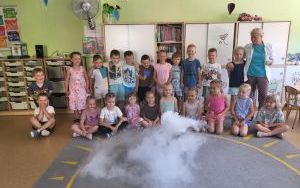 Słoneczka eksperymentują z suchym lodem- warsztaty chemiczne