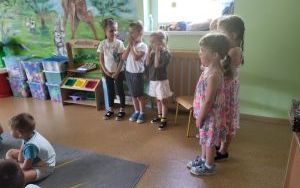Słoneczka eksperymentują z suchym lodem- warsztaty chemiczne (3)