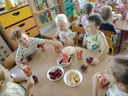 Impreza na zakończenie roku w grupie Krasnale (11)