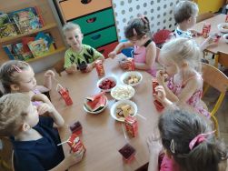Impreza na zakończenie roku w grupie Krasnale (12)
