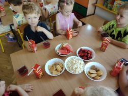 Impreza na zakończenie roku w grupie Krasnale (13)