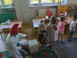 Krasnale na warsztatach chemicznych (7)