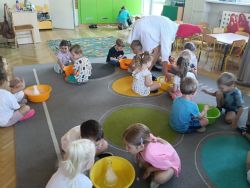 Krasnale na warsztatach chemicznych (15)