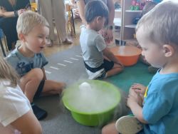 Krasnale na warsztatach chemicznych (19)