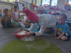 Krasnale na warsztatach chemicznych (8)