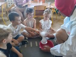Krasnale na warsztatach chemicznych (15)