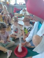 Krasnale na warsztatach chemicznych (17)