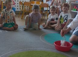 Krasnale na warsztatach chemicznych (20)