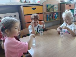 Krasnale na warsztatach chemicznych (5)