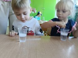Krasnale na warsztatach chemicznych (8)