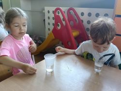 Krasnale na warsztatach chemicznych (9)