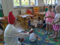 Krasnale na warsztatach chemicznych (2)