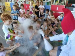 Krasnale na warsztatach chemicznych (17)