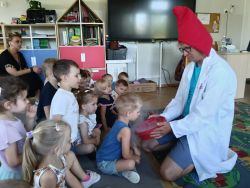 Krasnale na warsztatach chemicznych (10)