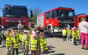 Krasnale w roli strażaków (4)