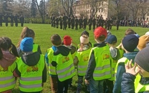 Słoneczka na wycieczce do Jednostki Wojskowej (2)