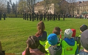 Słoneczka na wycieczce do Jednostki Wojskowej (3)