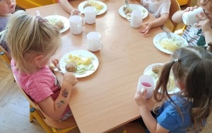 Pierwsze dni w przedszkolu dzieci z grupy Krasnale. (3)