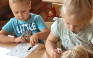 Smerfy poznają i nazywają zabawki (7)