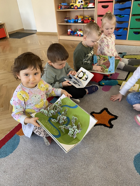Cała Polska czyta dzieciom- wizyta pani bibliotekarki w Smerfach