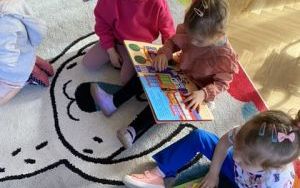 „ Cała Polska czyta dzieciom”- wizyta pani bibliotekarki w Smerfach (2)