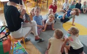 ,,Cała Polska czyta dzieciom” – wizyta Pani bibliotekarki w grupie ,,Krasnale”  (4)