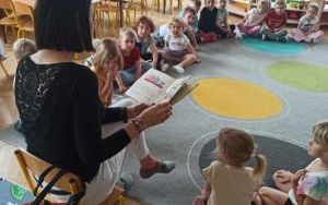 ,,Cała Polska czyta dzieciom” – wizyta Pani bibliotekarki w grupie ,,Krasnale”  (5)