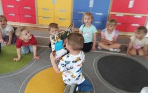 ,,Cała Polska czyta dzieciom” – wizyta Pani bibliotekarki w grupie ,,Krasnale”  (8)